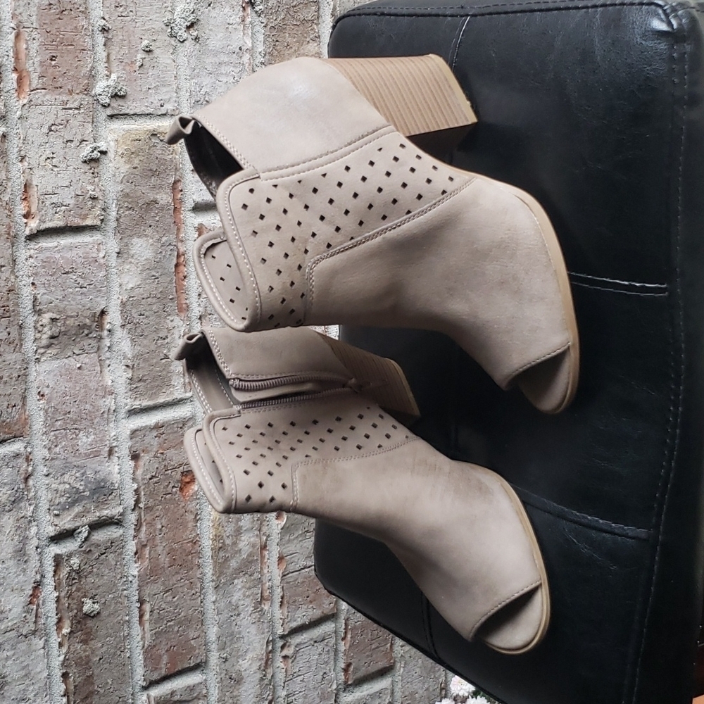 Jasmin women’s peep toe booties sz. 7